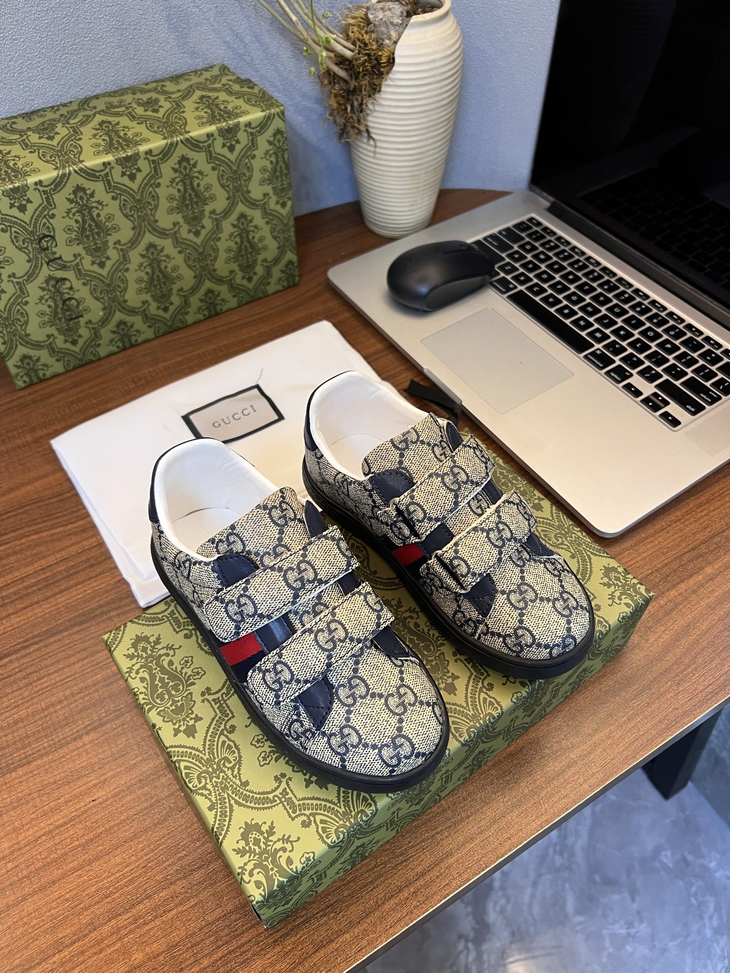 Children's shoes child